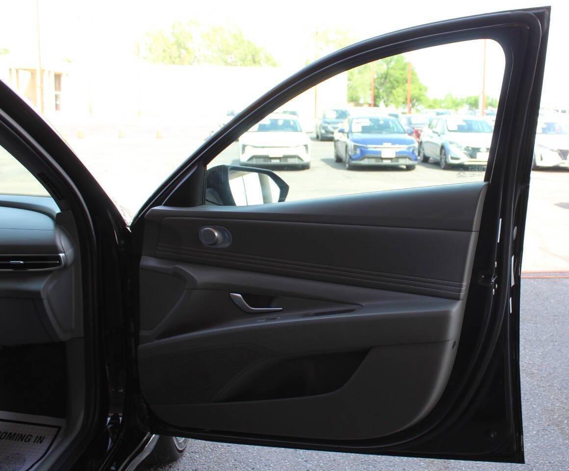 2025 Black Hyundai Elantra SEL Convenience (KMHLS4DG7SU) with an 2.0L I4 147hp 132ft. lbs. 2.0L I4 engine, CVT transmission, located at 4301 NW 39th , Oklahoma City, OK, 73112, (405) 949-5600, 35.512135, -97.598671 - NO DRIVERS LICENCE -NO FULL COVERAGE INSURANCE - NO CREDIT CHECK. COME ON OVER TO SUPERSPORTS, TAKE A LOOK AND TEST DRIVE. PLEASE GIVE US A CALL AT (405) 949-5600. NO LICENCIA DE CONDUCIR - NO SEGURO DE COBERTURA TOTAL - NO VERIFICACION DE CREDITO. VISITENOS EN SUPERSPORTS, MIRE NUESTRO - Photo#9