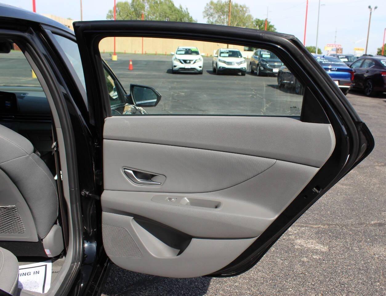 2025 Black Hyundai Elantra SEL Convenience (KMHLS4DG7SU) with an 2.0L I4 147hp 132ft. lbs. 2.0L I4 engine, CVT transmission, located at 4301 NW 39th , Oklahoma City, OK, 73112, (405) 949-5600, 35.512135, -97.598671 - NO DRIVERS LICENCE -NO FULL COVERAGE INSURANCE - NO CREDIT CHECK. COME ON OVER TO SUPERSPORTS, TAKE A LOOK AND TEST DRIVE. PLEASE GIVE US A CALL AT (405) 949-5600. NO LICENCIA DE CONDUCIR - NO SEGURO DE COBERTURA TOTAL - NO VERIFICACION DE CREDITO. VISITENOS EN SUPERSPORTS, MIRE NUESTRO - Photo#11