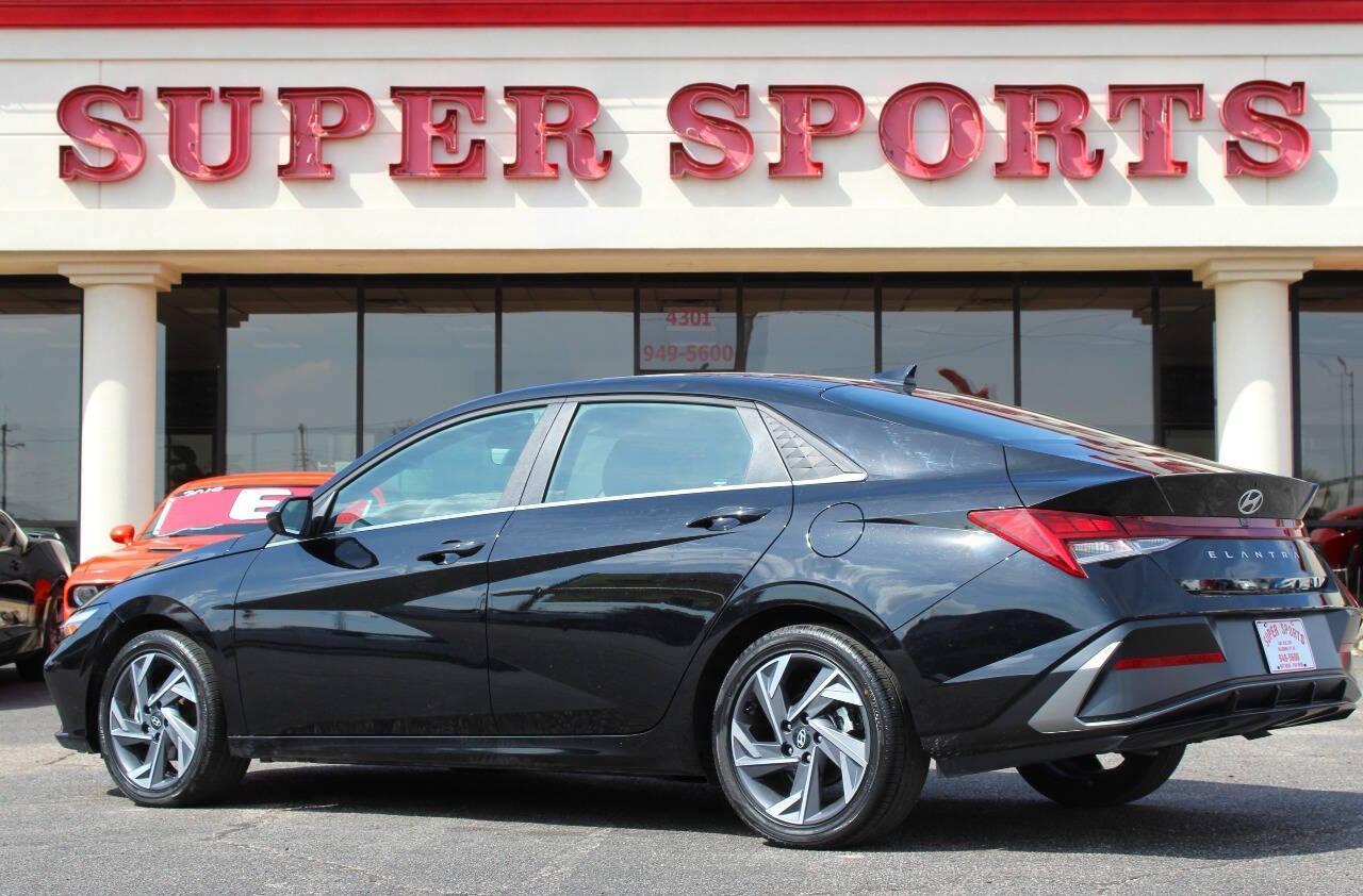 2025 Black Hyundai Elantra SEL Convenience (KMHLS4DG8SU) with an 2.0L I4 147hp 132ft. lbs. 2.0L I4 engine, CVT transmission, located at 4301 NW 39th , Oklahoma City, OK, 73112, (405) 949-5600, 35.512135, -97.598671 - NO DRIVERS LICENCE -NO FULL COVERAGE INSURANCE - NO CREDIT CHECK. COME ON OVER TO SUPERSPORTS, TAKE A LOOK AND TEST DRIVE. PLEASE GIVE US A CALL AT (405) 949-5600. NO LICENCIA DE CONDUCIR - NO SEGURO DE COBERTURA TOTAL - NO VERIFICACION DE CREDITO. VISITENOS EN SUPERSPORTS, MIRE NUESTRO - Photo#4
