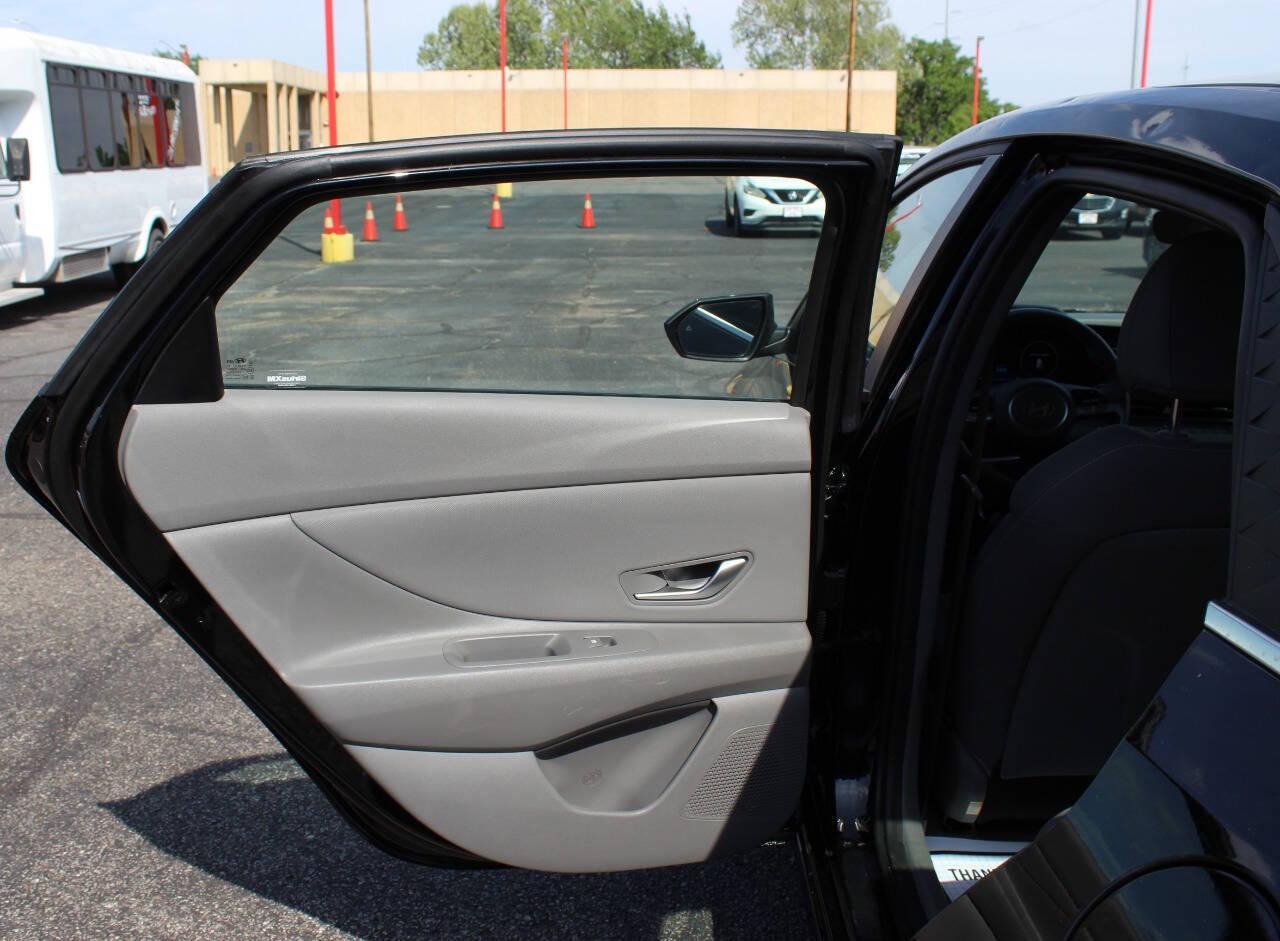 2025 Black Hyundai Elantra SEL Convenience (KMHLS4DG8SU) with an 2.0L I4 147hp 132ft. lbs. 2.0L I4 engine, CVT transmission, located at 4301 NW 39th , Oklahoma City, OK, 73112, (405) 949-5600, 35.512135, -97.598671 - NO DRIVERS LICENCE -NO FULL COVERAGE INSURANCE - NO CREDIT CHECK. COME ON OVER TO SUPERSPORTS, TAKE A LOOK AND TEST DRIVE. PLEASE GIVE US A CALL AT (405) 949-5600. NO LICENCIA DE CONDUCIR - NO SEGURO DE COBERTURA TOTAL - NO VERIFICACION DE CREDITO. VISITENOS EN SUPERSPORTS, MIRE NUESTRO - Photo#14