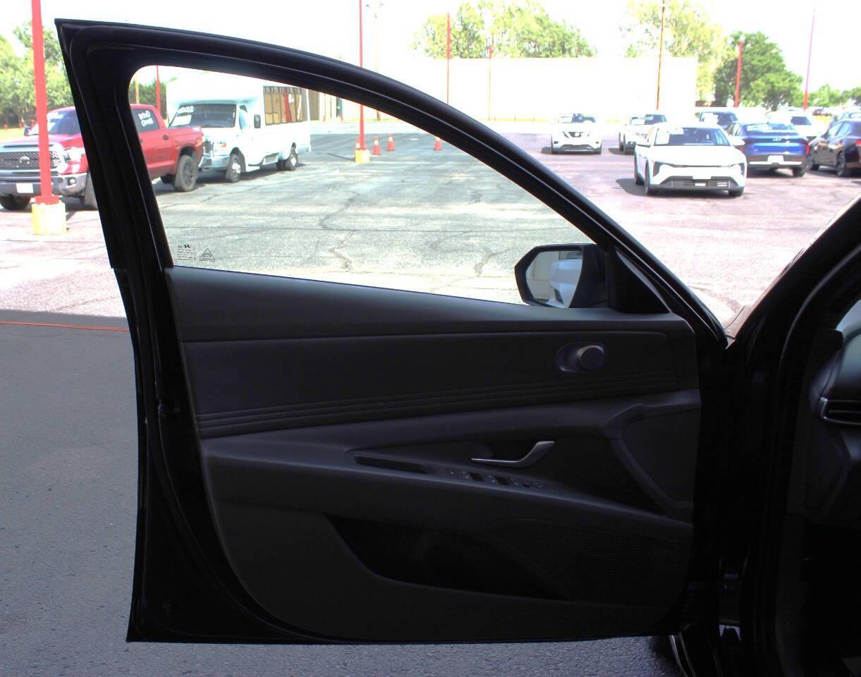 2025 Black Hyundai Elantra SEL Convenience (KMHLS4DG8SU) with an 2.0L I4 147hp 132ft. lbs. 2.0L I4 engine, CVT transmission, located at 4301 NW 39th , Oklahoma City, OK, 73112, (405) 949-5600, 35.512135, -97.598671 - NO DRIVERS LICENCE -NO FULL COVERAGE INSURANCE - NO CREDIT CHECK. COME ON OVER TO SUPERSPORTS, TAKE A LOOK AND TEST DRIVE. PLEASE GIVE US A CALL AT (405) 949-5600. NO LICENCIA DE CONDUCIR - NO SEGURO DE COBERTURA TOTAL - NO VERIFICACION DE CREDITO. VISITENOS EN SUPERSPORTS, MIRE NUESTRO - Photo#16