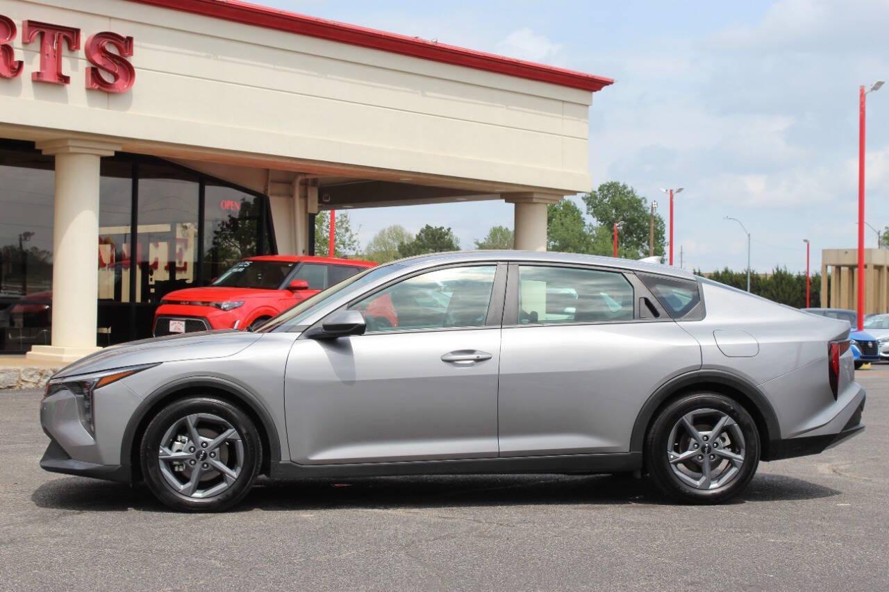 2025 Gray Kia K4 LX (3KPFT4DE9SE) with an 2.0L I4 147hp 132ft. lbs. SULEV 2.0L I4 engine, CVT transmission, located at 4301 NW 39th , Oklahoma City, OK, 73112, (405) 949-5600, 35.512135, -97.598671 - NO DRIVERS LICENCE -NO FULL COVERAGE INSURANCE - NO CREDIT CHECK. COME ON OVER TO SUPERSPORTS, TAKE A LOOK AND TEST DRIVE. PLEASE GIVE US A CALL AT (405) 949-5600. NO LICENCIA DE CONDUCIR - NO SEGURO DE COBERTURA TOTAL - NO VERIFICACION DE CREDITO . VISITENOS EN SUPERSPORTS, MIRE NUESTRO - Photo#5