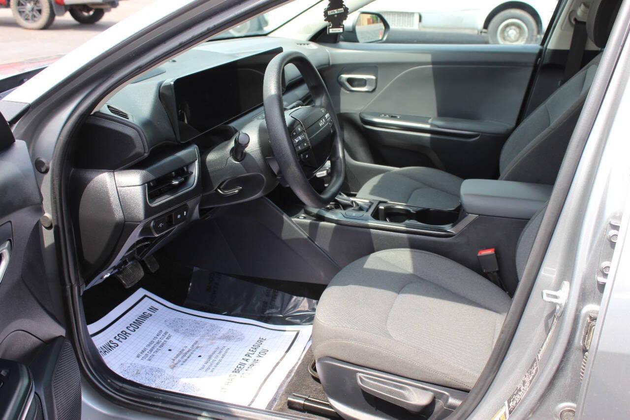 2025 Gray Kia K4 LX (3KPFT4DE9SE) with an 2.0L I4 147hp 132ft. lbs. SULEV 2.0L I4 engine, CVT transmission, located at 4301 NW 39th , Oklahoma City, OK, 73112, (405) 949-5600, 35.512135, -97.598671 - NO DRIVERS LICENCE -NO FULL COVERAGE INSURANCE - NO CREDIT CHECK. COME ON OVER TO SUPERSPORTS, TAKE A LOOK AND TEST DRIVE. PLEASE GIVE US A CALL AT (405) 949-5600. NO LICENCIA DE CONDUCIR - NO SEGURO DE COBERTURA TOTAL - NO VERIFICACION DE CREDITO . VISITENOS EN SUPERSPORTS, MIRE NUESTRO - Photo#16