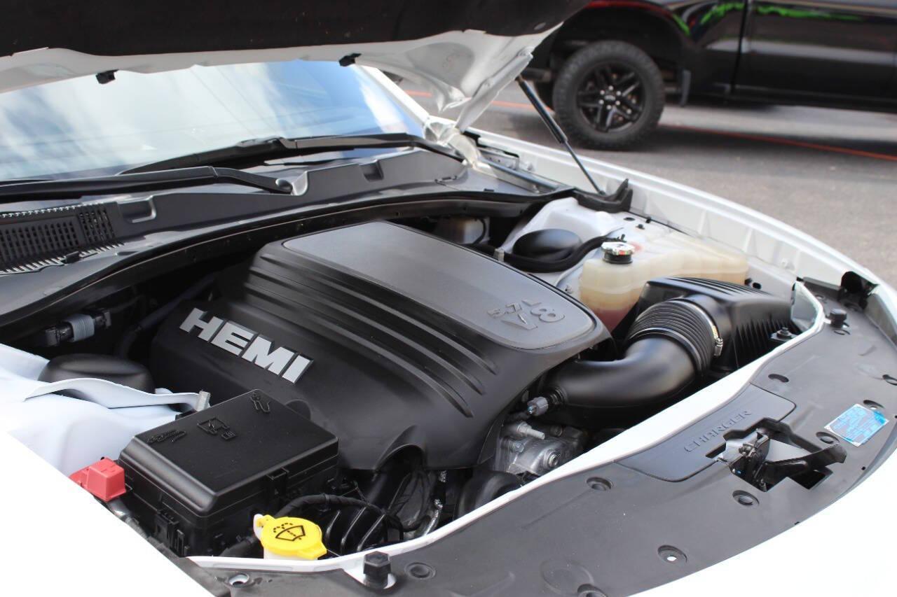 2023 White Dodge Charger R/T (2C3CDXCT4PH) with an HEMI 5.7L V8 370hp 395ft. lbs. 5.7L V8 engine, Automatic 8-Speed transmission, located at 4301 NW 39th , Oklahoma City, OK, 73112, (405) 949-5600, 35.512135, -97.598671 - NO DRIVERS LICENCE -NO FULL COVERAGE INSURANCE - NO CREDIT CHECK. COME ON OVER TO SUPERSPORTS, TAKE A LOOK AND TEST DRIVE. PLEASE GIVE US A CALL AT (405) 949-5600. NO LICENCIA DE CONDUCIR - NO SEGURO DE COBERTURA TOTAL - NO VERIFICACION DE CREDITO. VISITENOS EN SUPERSPORTS, MIRE NUESTRO - Photo#11