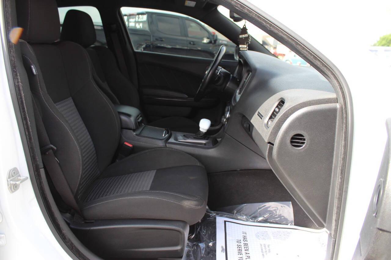 2023 White Dodge Charger R/T (2C3CDXCT4PH) with an HEMI 5.7L V8 370hp 395ft. lbs. 5.7L V8 engine, Automatic 8-Speed transmission, located at 4301 NW 39th , Oklahoma City, OK, 73112, (405) 949-5600, 35.512135, -97.598671 - NO DRIVERS LICENCE -NO FULL COVERAGE INSURANCE - NO CREDIT CHECK. COME ON OVER TO SUPERSPORTS, TAKE A LOOK AND TEST DRIVE. PLEASE GIVE US A CALL AT (405) 949-5600. NO LICENCIA DE CONDUCIR - NO SEGURO DE COBERTURA TOTAL - NO VERIFICACION DE CREDITO. VISITENOS EN SUPERSPORTS, MIRE NUESTRO - Photo#12