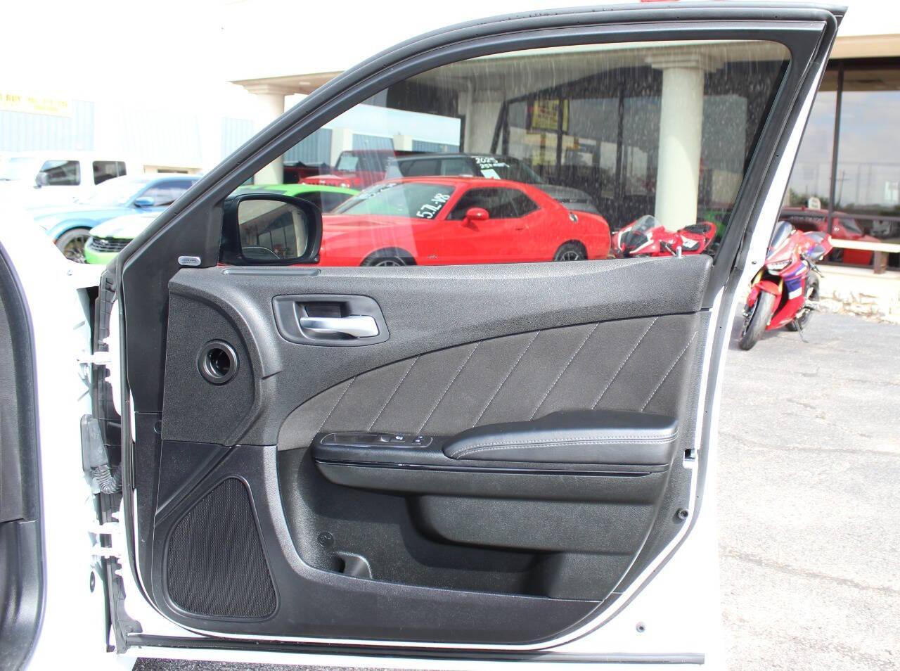 2023 White Dodge Charger R/T (2C3CDXCT4PH) with an HEMI 5.7L V8 370hp 395ft. lbs. 5.7L V8 engine, Automatic 8-Speed transmission, located at 4301 NW 39th , Oklahoma City, OK, 73112, (405) 949-5600, 35.512135, -97.598671 - NO DRIVERS LICENCE -NO FULL COVERAGE INSURANCE - NO CREDIT CHECK. COME ON OVER TO SUPERSPORTS, TAKE A LOOK AND TEST DRIVE. PLEASE GIVE US A CALL AT (405) 949-5600. NO LICENCIA DE CONDUCIR - NO SEGURO DE COBERTURA TOTAL - NO VERIFICACION DE CREDITO. VISITENOS EN SUPERSPORTS, MIRE NUESTRO - Photo#13