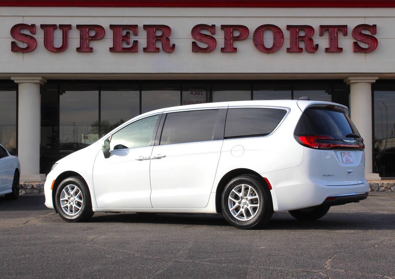 2023 White Chrysler Pacifica Touring-L (2C4RC1BGXPR) with an Pentastar 3.6L V6 287hp 262ft. lbs. 3.6L V6 engine, Automatic 9-Speed transmission, located at 4301 NW 39th , Oklahoma City, OK, 73112, (405) 949-5600, 35.512135, -97.598671 - NO DRIVERS LICENCE -NO FULL COVERAGE INSURANCE - NO CREDIT CHECK. COME ON OVER TO SUPERSPORTS, TAKE A LOOK AND TEST DRIVE. PLEASE GIVE US A CALL AT (405) 949-5600. NO LICENCIA DE CONDUCIR - NO SEGURO DE COBERTURA TOTAL - NO VERIFICACION DE CREDITO. VISITENOS EN SUPERSPORTS, MIRE NUESTRO - Photo#4