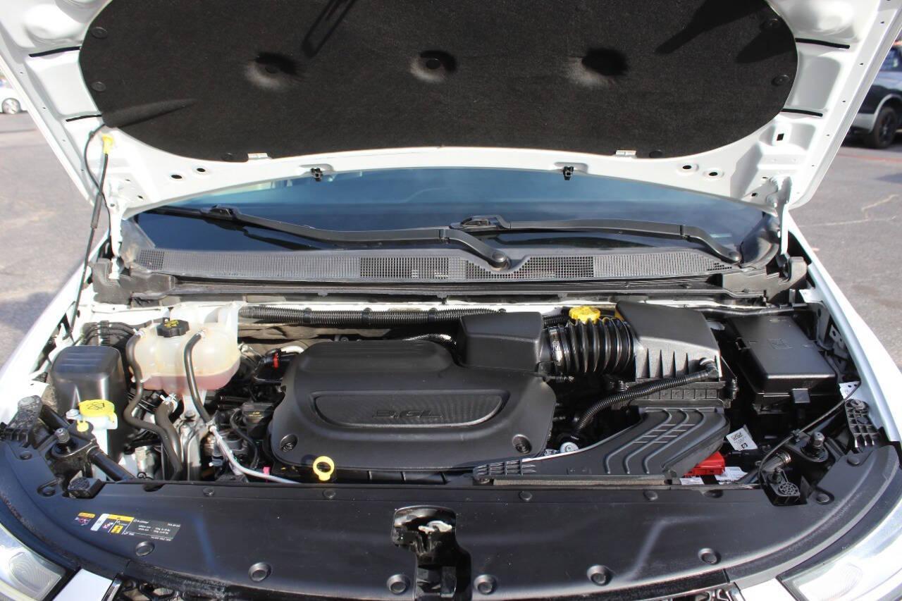 2023 White Chrysler Pacifica Touring-L (2C4RC1BGXPR) with an Pentastar 3.6L V6 287hp 262ft. lbs. 3.6L V6 engine, Automatic 9-Speed transmission, located at 4301 NW 39th , Oklahoma City, OK, 73112, (405) 949-5600, 35.512135, -97.598671 - NO DRIVERS LICENCE -NO FULL COVERAGE INSURANCE - NO CREDIT CHECK. COME ON OVER TO SUPERSPORTS, TAKE A LOOK AND TEST DRIVE. PLEASE GIVE US A CALL AT (405) 949-5600. NO LICENCIA DE CONDUCIR - NO SEGURO DE COBERTURA TOTAL - NO VERIFICACION DE CREDITO. VISITENOS EN SUPERSPORTS, MIRE NUESTRO - Photo#7