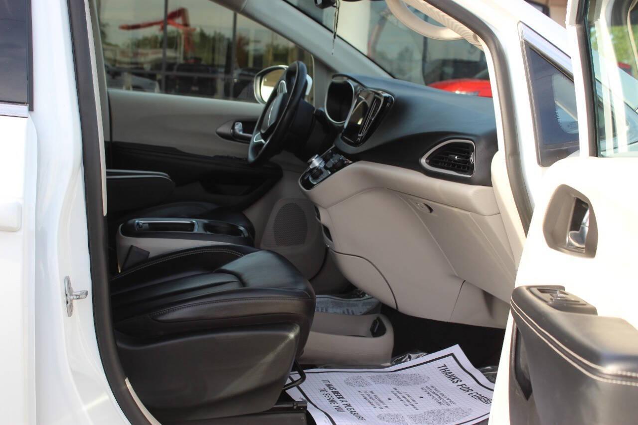 2023 White Chrysler Pacifica Touring-L (2C4RC1BGXPR) with an Pentastar 3.6L V6 287hp 262ft. lbs. 3.6L V6 engine, Automatic 9-Speed transmission, located at 4301 NW 39th , Oklahoma City, OK, 73112, (405) 949-5600, 35.512135, -97.598671 - NO DRIVERS LICENCE -NO FULL COVERAGE INSURANCE - NO CREDIT CHECK. COME ON OVER TO SUPERSPORTS, TAKE A LOOK AND TEST DRIVE. PLEASE GIVE US A CALL AT (405) 949-5600. NO LICENCIA DE CONDUCIR - NO SEGURO DE COBERTURA TOTAL - NO VERIFICACION DE CREDITO. VISITENOS EN SUPERSPORTS, MIRE NUESTRO - Photo#8