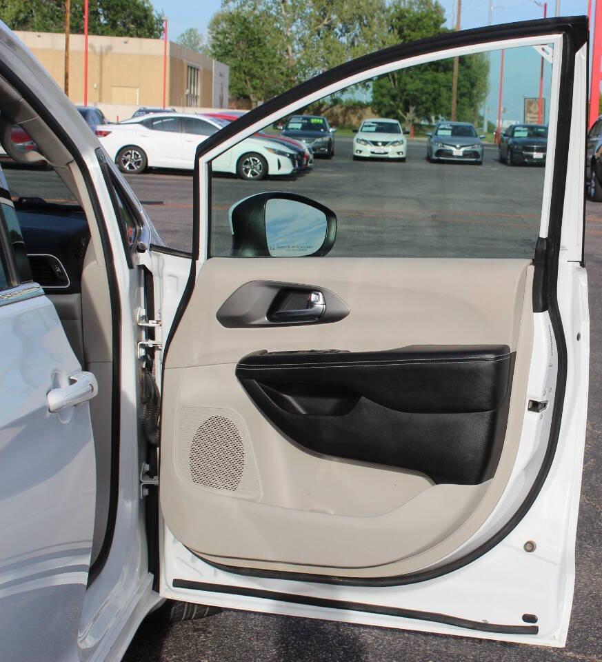 2023 White Chrysler Pacifica Touring-L (2C4RC1BGXPR) with an Pentastar 3.6L V6 287hp 262ft. lbs. 3.6L V6 engine, Automatic 9-Speed transmission, located at 4301 NW 39th , Oklahoma City, OK, 73112, (405) 949-5600, 35.512135, -97.598671 - NO DRIVERS LICENCE -NO FULL COVERAGE INSURANCE - NO CREDIT CHECK. COME ON OVER TO SUPERSPORTS, TAKE A LOOK AND TEST DRIVE. PLEASE GIVE US A CALL AT (405) 949-5600. NO LICENCIA DE CONDUCIR - NO SEGURO DE COBERTURA TOTAL - NO VERIFICACION DE CREDITO. VISITENOS EN SUPERSPORTS, MIRE NUESTRO - Photo#9