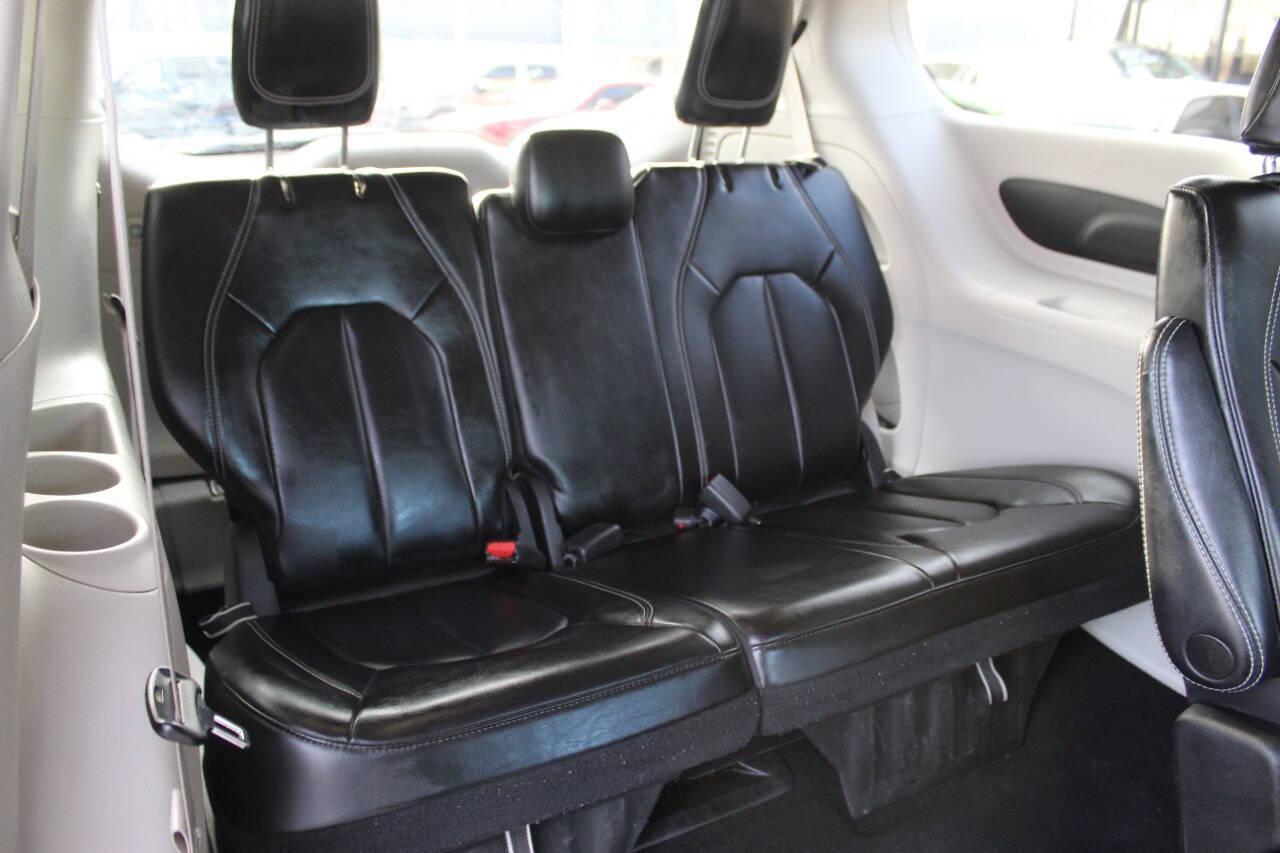 2023 White Chrysler Pacifica Touring-L (2C4RC1BGXPR) with an Pentastar 3.6L V6 287hp 262ft. lbs. 3.6L V6 engine, Automatic 9-Speed transmission, located at 4301 NW 39th , Oklahoma City, OK, 73112, (405) 949-5600, 35.512135, -97.598671 - NO DRIVERS LICENCE -NO FULL COVERAGE INSURANCE - NO CREDIT CHECK. COME ON OVER TO SUPERSPORTS, TAKE A LOOK AND TEST DRIVE. PLEASE GIVE US A CALL AT (405) 949-5600. NO LICENCIA DE CONDUCIR - NO SEGURO DE COBERTURA TOTAL - NO VERIFICACION DE CREDITO. VISITENOS EN SUPERSPORTS, MIRE NUESTRO - Photo#11