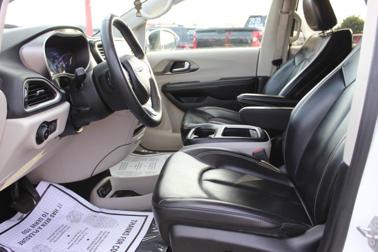 2023 White Chrysler Pacifica Touring-L (2C4RC1BGXPR) with an Pentastar 3.6L V6 287hp 262ft. lbs. 3.6L V6 engine, Automatic 9-Speed transmission, located at 4301 NW 39th , Oklahoma City, OK, 73112, (405) 949-5600, 35.512135, -97.598671 - NO DRIVERS LICENCE -NO FULL COVERAGE INSURANCE - NO CREDIT CHECK. COME ON OVER TO SUPERSPORTS, TAKE A LOOK AND TEST DRIVE. PLEASE GIVE US A CALL AT (405) 949-5600. NO LICENCIA DE CONDUCIR - NO SEGURO DE COBERTURA TOTAL - NO VERIFICACION DE CREDITO. VISITENOS EN SUPERSPORTS, MIRE NUESTRO - Photo#16