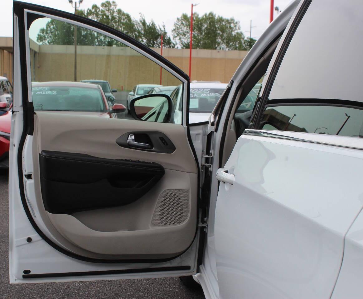 2023 White Chrysler Pacifica Touring-L (2C4RC1BGXPR) with an Pentastar 3.6L V6 287hp 262ft. lbs. 3.6L V6 engine, Automatic 9-Speed transmission, located at 4301 NW 39th , Oklahoma City, OK, 73112, (405) 949-5600, 35.512135, -97.598671 - NO DRIVERS LICENCE -NO FULL COVERAGE INSURANCE - NO CREDIT CHECK. COME ON OVER TO SUPERSPORTS, TAKE A LOOK AND TEST DRIVE. PLEASE GIVE US A CALL AT (405) 949-5600. NO LICENCIA DE CONDUCIR - NO SEGURO DE COBERTURA TOTAL - NO VERIFICACION DE CREDITO. VISITENOS EN SUPERSPORTS, MIRE NUESTRO - Photo#17