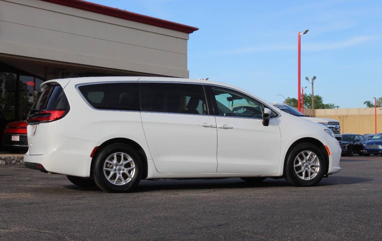 2025 White Chrysler Pacifica Select (2C4RC1BG0SR) with an Pentastar 3.6L V6 287hp 262ft. lbs. 3.6L V6 engine, Automatic 9-Speed transmission, located at 4301 NW 39th , Oklahoma City, OK, 73112, (405) 949-5600, 35.512135, -97.598671 - Photo#2