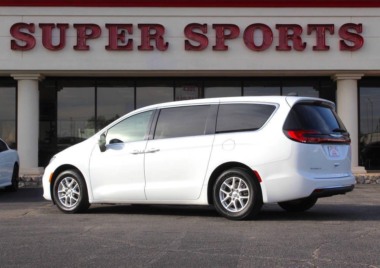 2025 White Chrysler Pacifica Select (2C4RC1BG0SR) with an Pentastar 3.6L V6 287hp 262ft. lbs. 3.6L V6 engine, Automatic 9-Speed transmission, located at 4301 NW 39th , Oklahoma City, OK, 73112, (405) 949-5600, 35.512135, -97.598671 - Photo#4