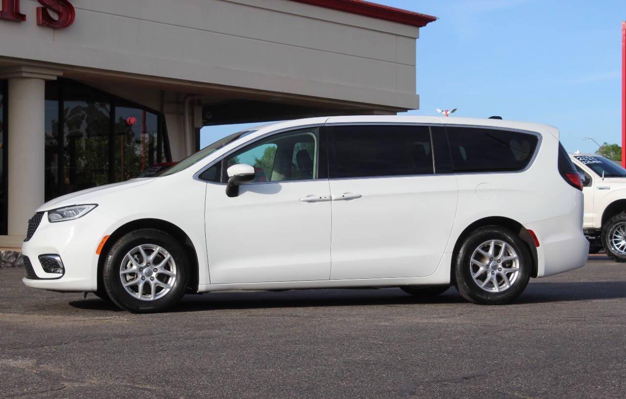 2025 White Chrysler Pacifica Select (2C4RC1BG0SR) with an Pentastar 3.6L V6 287hp 262ft. lbs. 3.6L V6 engine, Automatic 9-Speed transmission, located at 4301 NW 39th , Oklahoma City, OK, 73112, (405) 949-5600, 35.512135, -97.598671 - Photo#5