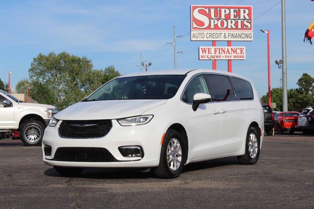 2025 White Chrysler Pacifica Select (2C4RC1BG0SR) with an Pentastar 3.6L V6 287hp 262ft. lbs. 3.6L V6 engine, Automatic 9-Speed transmission, located at 4301 NW 39th , Oklahoma City, OK, 73112, (405) 949-5600, 35.512135, -97.598671 - Photo#6