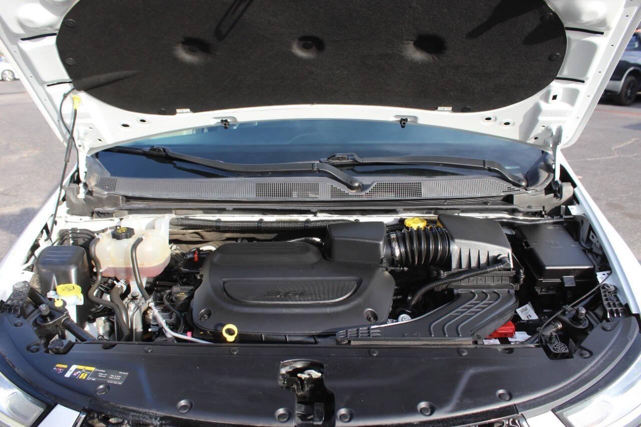 2025 White Chrysler Pacifica Select (2C4RC1BG0SR) with an Pentastar 3.6L V6 287hp 262ft. lbs. 3.6L V6 engine, Automatic 9-Speed transmission, located at 4301 NW 39th , Oklahoma City, OK, 73112, (405) 949-5600, 35.512135, -97.598671 - Photo#7