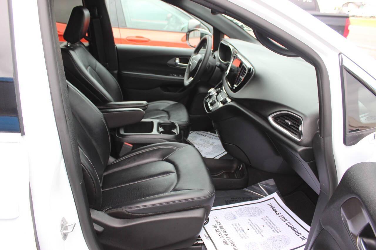 2025 White Chrysler Pacifica Select (2C4RC1BG0SR) with an Pentastar 3.6L V6 287hp 262ft. lbs. 3.6L V6 engine, Automatic 9-Speed transmission, located at 4301 NW 39th , Oklahoma City, OK, 73112, (405) 949-5600, 35.512135, -97.598671 - Photo#8