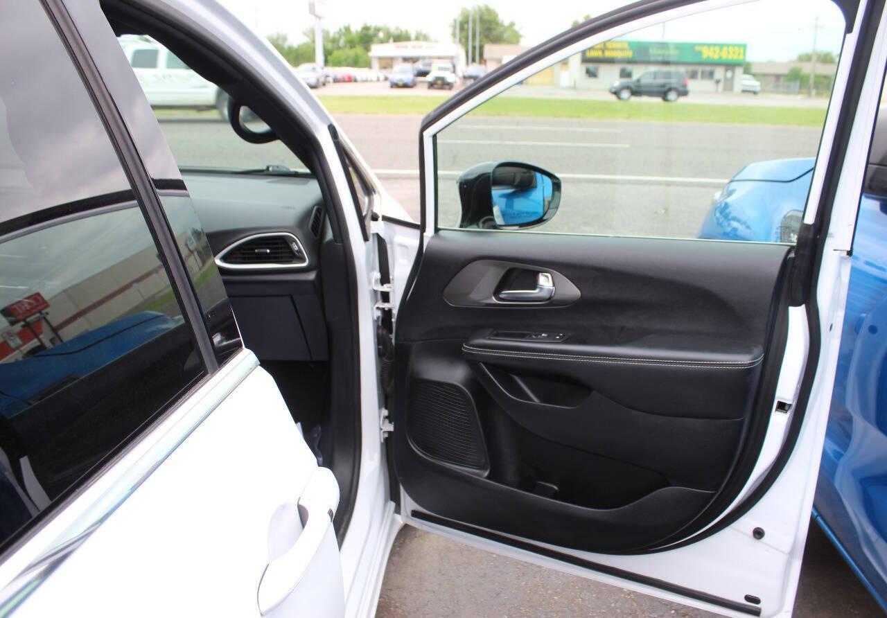 2025 White Chrysler Pacifica Select (2C4RC1BG0SR) with an Pentastar 3.6L V6 287hp 262ft. lbs. 3.6L V6 engine, Automatic 9-Speed transmission, located at 4301 NW 39th , Oklahoma City, OK, 73112, (405) 949-5600, 35.512135, -97.598671 - Photo#9