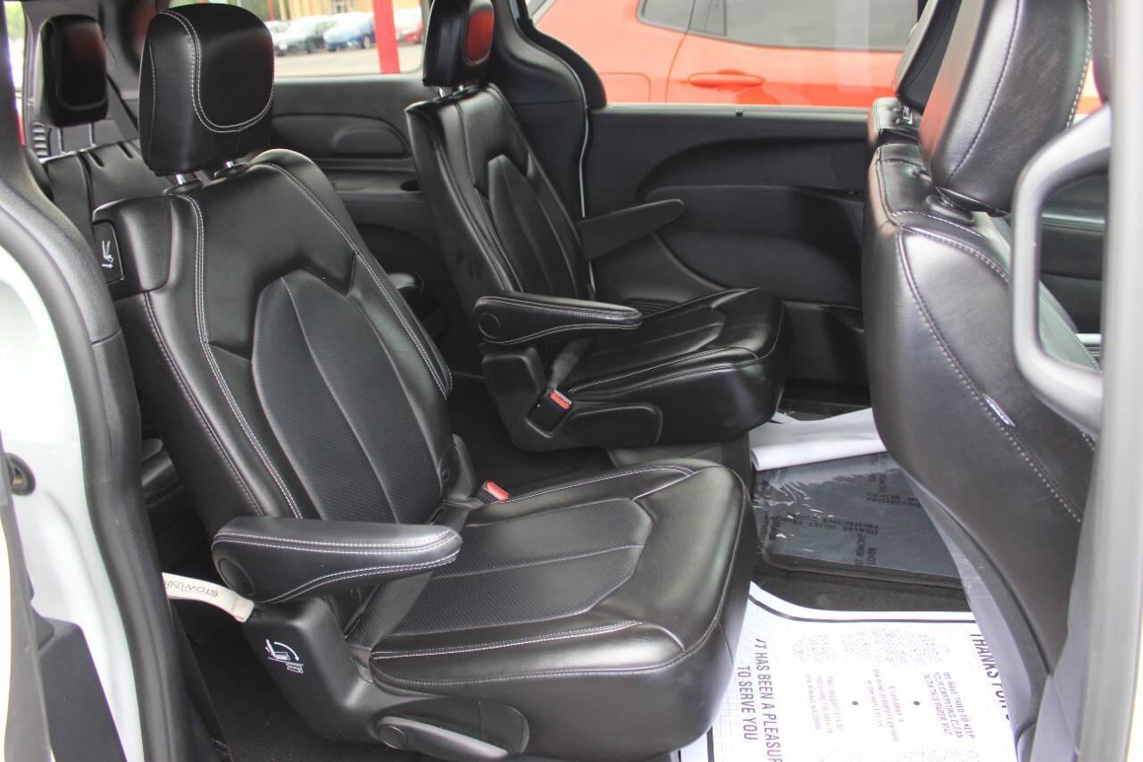 2025 White Chrysler Pacifica Select (2C4RC1BG0SR) with an Pentastar 3.6L V6 287hp 262ft. lbs. 3.6L V6 engine, Automatic 9-Speed transmission, located at 4301 NW 39th , Oklahoma City, OK, 73112, (405) 949-5600, 35.512135, -97.598671 - Photo#10