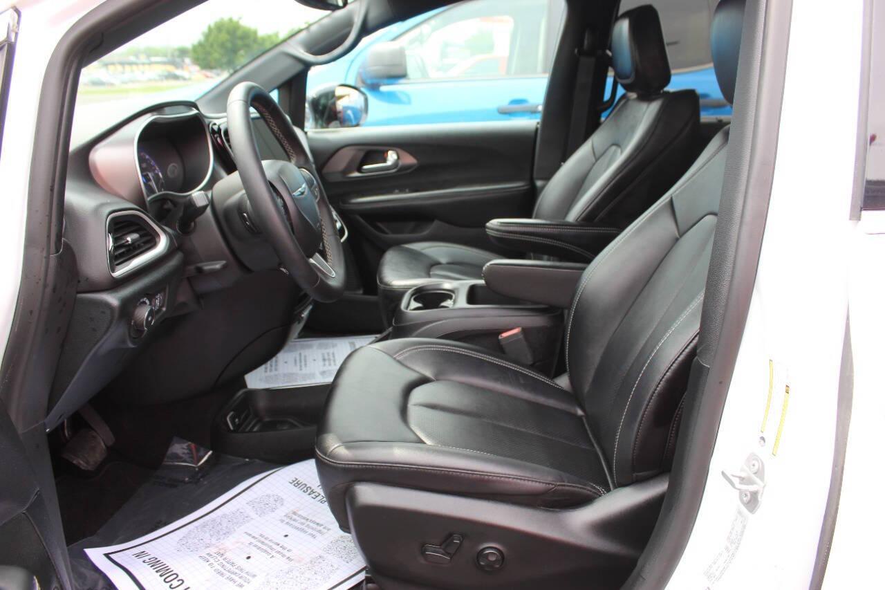 2025 White Chrysler Pacifica Select (2C4RC1BG0SR) with an Pentastar 3.6L V6 287hp 262ft. lbs. 3.6L V6 engine, Automatic 9-Speed transmission, located at 4301 NW 39th , Oklahoma City, OK, 73112, (405) 949-5600, 35.512135, -97.598671 - Photo#16