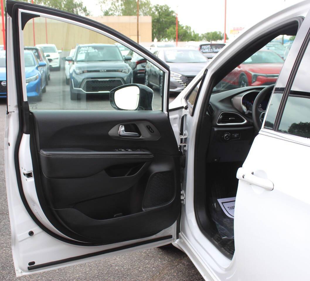 2025 White Chrysler Pacifica Select (2C4RC1BG0SR) with an Pentastar 3.6L V6 287hp 262ft. lbs. 3.6L V6 engine, Automatic 9-Speed transmission, located at 4301 NW 39th , Oklahoma City, OK, 73112, (405) 949-5600, 35.512135, -97.598671 - Photo#17