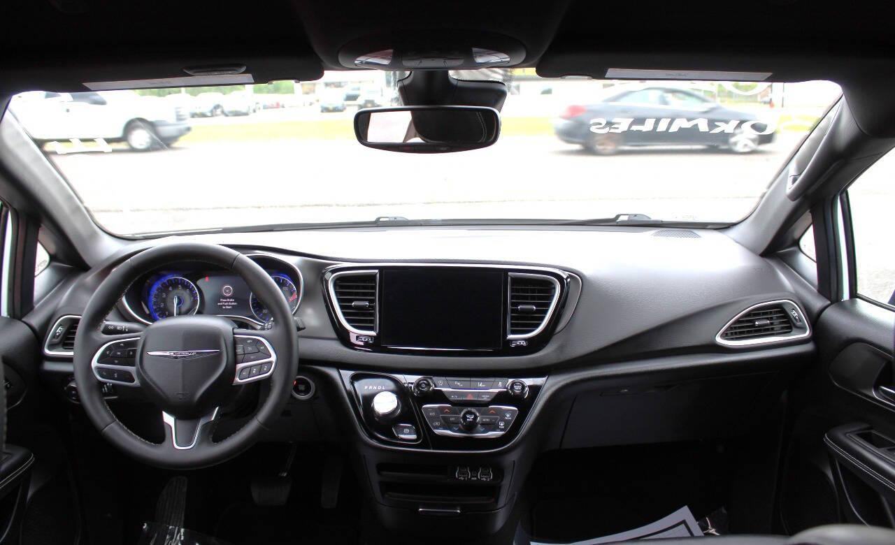 2025 White Chrysler Pacifica Select (2C4RC1BG0SR) with an Pentastar 3.6L V6 287hp 262ft. lbs. 3.6L V6 engine, Automatic 9-Speed transmission, located at 4301 NW 39th , Oklahoma City, OK, 73112, (405) 949-5600, 35.512135, -97.598671 - Photo#18