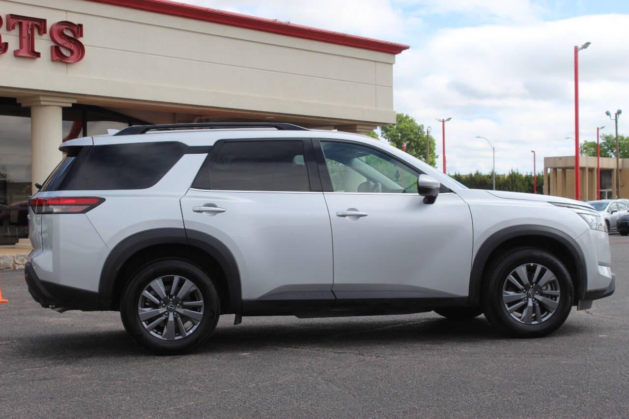 2025 Silver Nissan Pathfinder SV (5N1DR3BA3SC) with an 3.5L V6 284hp 259ft. lbs. 3.5L V6 engine, Automatic 9-Speed transmission, located at 4301 NW 39th , Oklahoma City, OK, 73112, (405) 949-5600, 35.512135, -97.598671 - NO DRIVERS LICENCE -NO FULL COVERAGE INSURANCE - NO CREDIT CHECK. COME ON OVER TO SUPERSPORTS, TAKE A LOOK AND TEST DRIVE. PLEASE GIVE US A CALL AT (405) 949-5600. NO LICENCIA DE CONDUCIR - NO SEGURO DE COBERTURA TOTAL - NO VERIFICACION DE CREDITO. VISITENOS EN SUPERSPORTS, MIRE NUESTRO - Photo#2