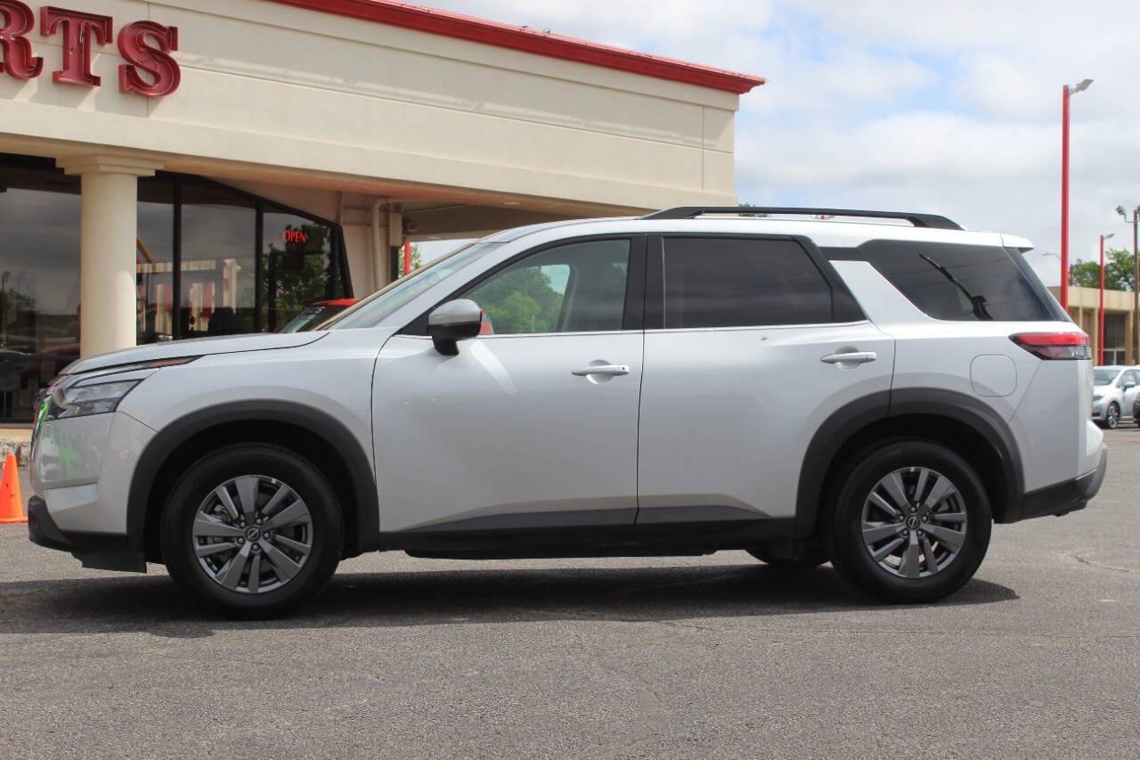 2025 Silver Nissan Pathfinder SV (5N1DR3BA3SC) with an 3.5L V6 284hp 259ft. lbs. 3.5L V6 engine, Automatic 9-Speed transmission, located at 4301 NW 39th , Oklahoma City, OK, 73112, (405) 949-5600, 35.512135, -97.598671 - NO DRIVERS LICENCE -NO FULL COVERAGE INSURANCE - NO CREDIT CHECK. COME ON OVER TO SUPERSPORTS, TAKE A LOOK AND TEST DRIVE. PLEASE GIVE US A CALL AT (405) 949-5600. NO LICENCIA DE CONDUCIR - NO SEGURO DE COBERTURA TOTAL - NO VERIFICACION DE CREDITO. VISITENOS EN SUPERSPORTS, MIRE NUESTRO - Photo#5