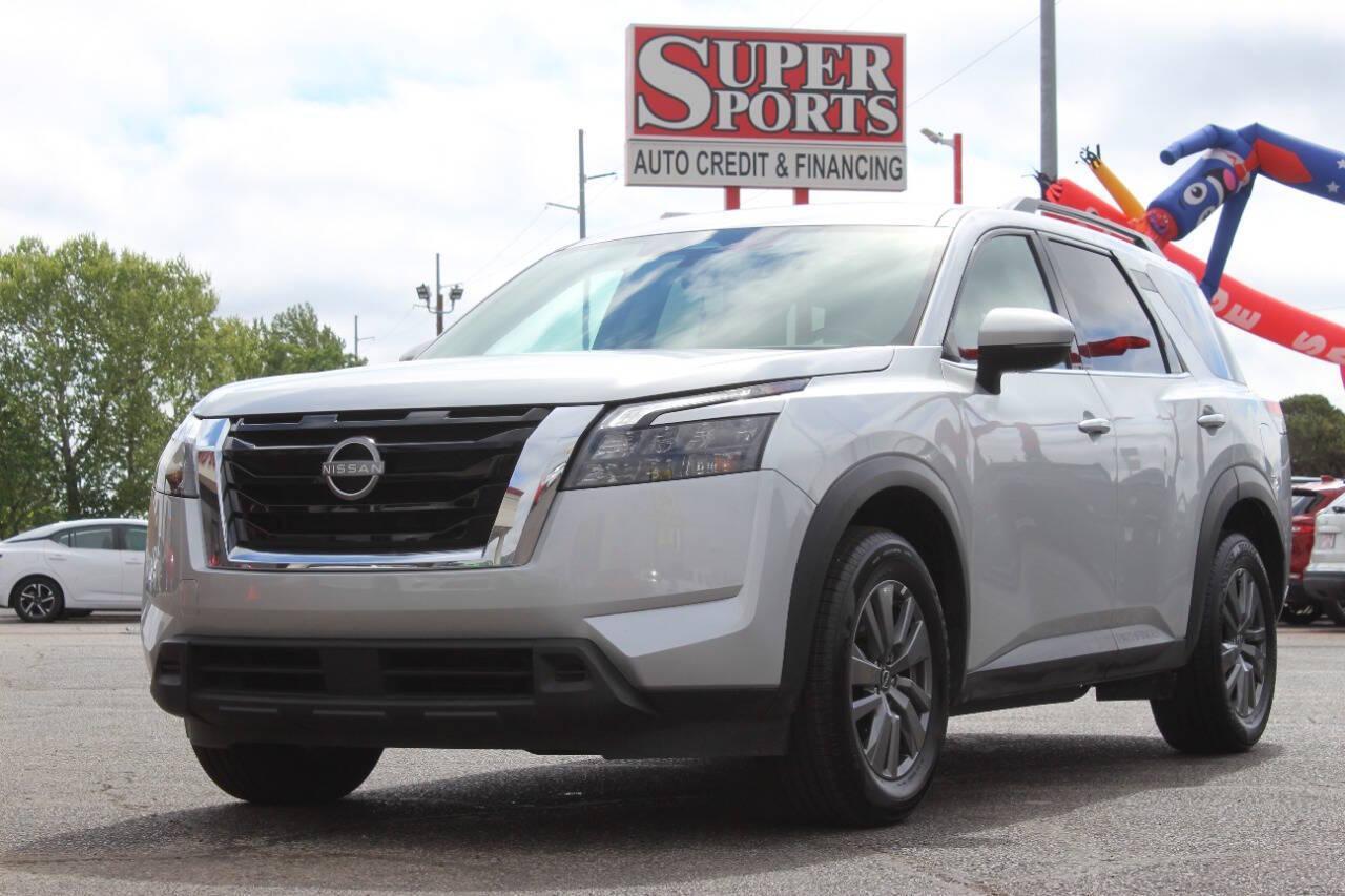 2025 Silver Nissan Pathfinder SV (5N1DR3BA3SC) with an 3.5L V6 284hp 259ft. lbs. 3.5L V6 engine, Automatic 9-Speed transmission, located at 4301 NW 39th , Oklahoma City, OK, 73112, (405) 949-5600, 35.512135, -97.598671 - NO DRIVERS LICENCE -NO FULL COVERAGE INSURANCE - NO CREDIT CHECK. COME ON OVER TO SUPERSPORTS, TAKE A LOOK AND TEST DRIVE. PLEASE GIVE US A CALL AT (405) 949-5600. NO LICENCIA DE CONDUCIR - NO SEGURO DE COBERTURA TOTAL - NO VERIFICACION DE CREDITO. VISITENOS EN SUPERSPORTS, MIRE NUESTRO - Photo#6
