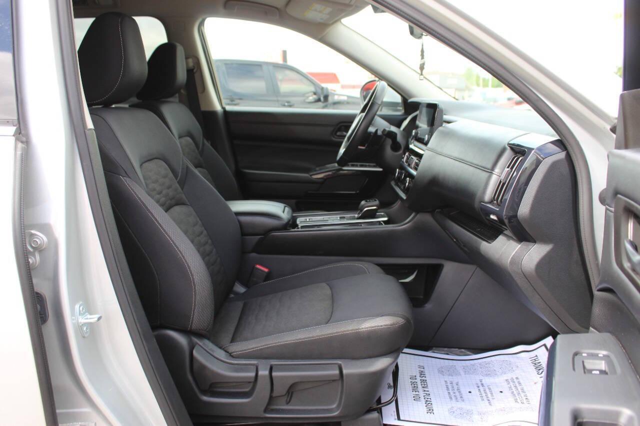 2025 Silver Nissan Pathfinder SV (5N1DR3BA3SC) with an 3.5L V6 284hp 259ft. lbs. 3.5L V6 engine, Automatic 9-Speed transmission, located at 4301 NW 39th , Oklahoma City, OK, 73112, (405) 949-5600, 35.512135, -97.598671 - NO DRIVERS LICENCE -NO FULL COVERAGE INSURANCE - NO CREDIT CHECK. COME ON OVER TO SUPERSPORTS, TAKE A LOOK AND TEST DRIVE. PLEASE GIVE US A CALL AT (405) 949-5600. NO LICENCIA DE CONDUCIR - NO SEGURO DE COBERTURA TOTAL - NO VERIFICACION DE CREDITO. VISITENOS EN SUPERSPORTS, MIRE NUESTRO - Photo#7