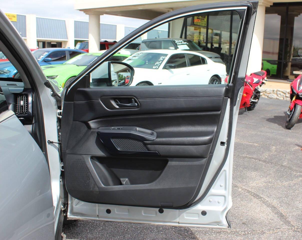 2025 Silver Nissan Pathfinder SV (5N1DR3BA3SC) with an 3.5L V6 284hp 259ft. lbs. 3.5L V6 engine, Automatic 9-Speed transmission, located at 4301 NW 39th , Oklahoma City, OK, 73112, (405) 949-5600, 35.512135, -97.598671 - NO DRIVERS LICENCE -NO FULL COVERAGE INSURANCE - NO CREDIT CHECK. COME ON OVER TO SUPERSPORTS, TAKE A LOOK AND TEST DRIVE. PLEASE GIVE US A CALL AT (405) 949-5600. NO LICENCIA DE CONDUCIR - NO SEGURO DE COBERTURA TOTAL - NO VERIFICACION DE CREDITO. VISITENOS EN SUPERSPORTS, MIRE NUESTRO - Photo#8