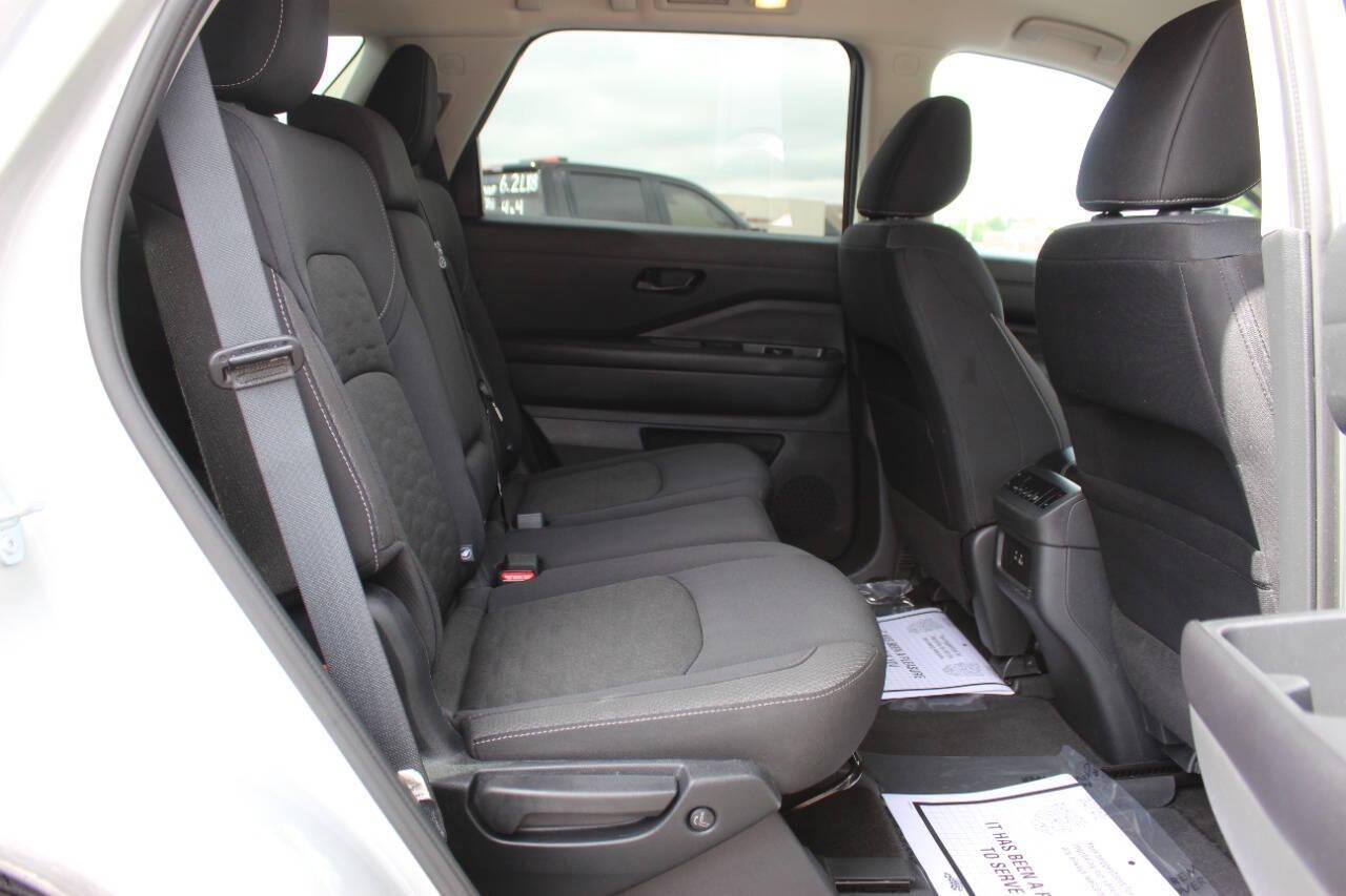 2025 Silver Nissan Pathfinder SV (5N1DR3BA3SC) with an 3.5L V6 284hp 259ft. lbs. 3.5L V6 engine, Automatic 9-Speed transmission, located at 4301 NW 39th , Oklahoma City, OK, 73112, (405) 949-5600, 35.512135, -97.598671 - NO DRIVERS LICENCE -NO FULL COVERAGE INSURANCE - NO CREDIT CHECK. COME ON OVER TO SUPERSPORTS, TAKE A LOOK AND TEST DRIVE. PLEASE GIVE US A CALL AT (405) 949-5600. NO LICENCIA DE CONDUCIR - NO SEGURO DE COBERTURA TOTAL - NO VERIFICACION DE CREDITO. VISITENOS EN SUPERSPORTS, MIRE NUESTRO - Photo#9