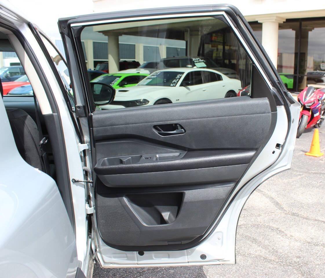 2025 Silver Nissan Pathfinder SV (5N1DR3BA3SC) with an 3.5L V6 284hp 259ft. lbs. 3.5L V6 engine, Automatic 9-Speed transmission, located at 4301 NW 39th , Oklahoma City, OK, 73112, (405) 949-5600, 35.512135, -97.598671 - NO DRIVERS LICENCE -NO FULL COVERAGE INSURANCE - NO CREDIT CHECK. COME ON OVER TO SUPERSPORTS, TAKE A LOOK AND TEST DRIVE. PLEASE GIVE US A CALL AT (405) 949-5600. NO LICENCIA DE CONDUCIR - NO SEGURO DE COBERTURA TOTAL - NO VERIFICACION DE CREDITO. VISITENOS EN SUPERSPORTS, MIRE NUESTRO - Photo#10