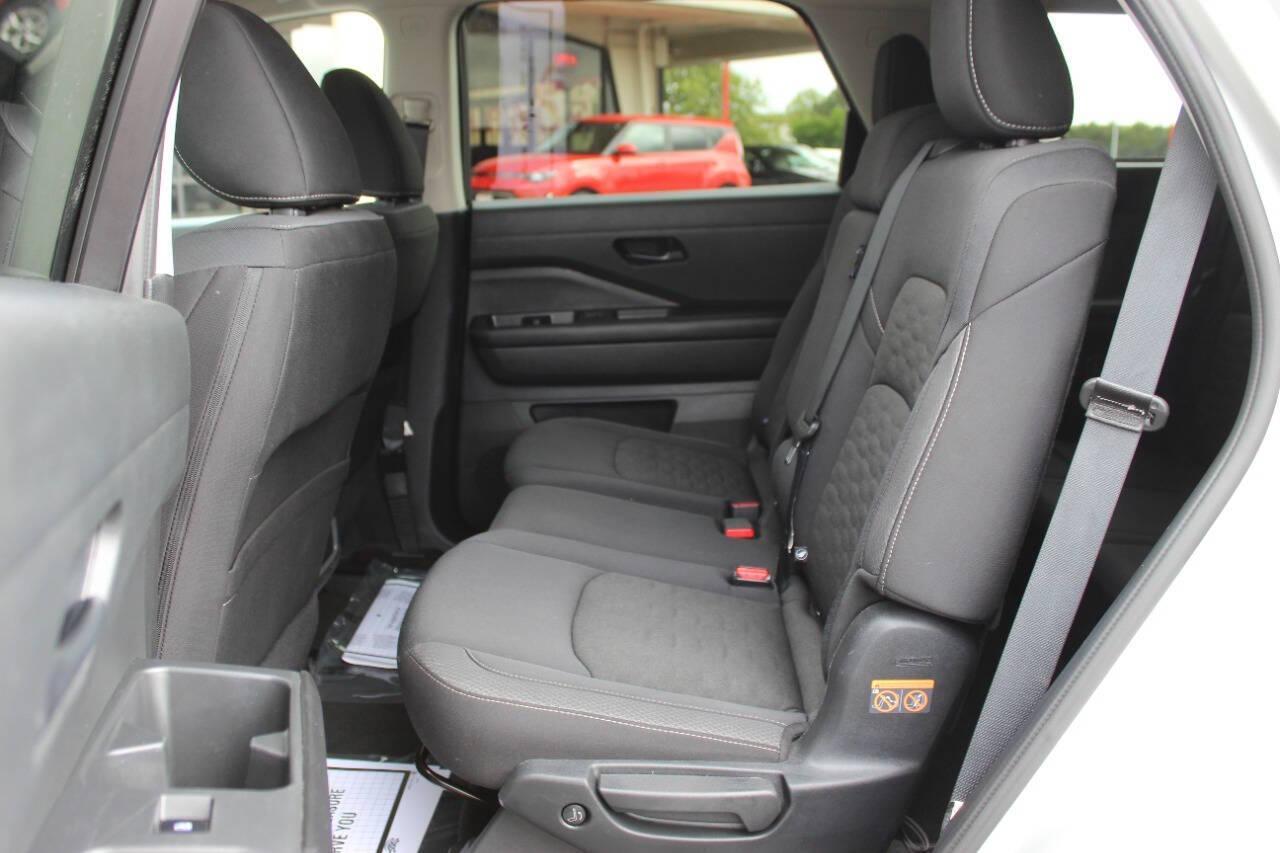 2025 Silver Nissan Pathfinder SV (5N1DR3BA3SC) with an 3.5L V6 284hp 259ft. lbs. 3.5L V6 engine, Automatic 9-Speed transmission, located at 4301 NW 39th , Oklahoma City, OK, 73112, (405) 949-5600, 35.512135, -97.598671 - NO DRIVERS LICENCE -NO FULL COVERAGE INSURANCE - NO CREDIT CHECK. COME ON OVER TO SUPERSPORTS, TAKE A LOOK AND TEST DRIVE. PLEASE GIVE US A CALL AT (405) 949-5600. NO LICENCIA DE CONDUCIR - NO SEGURO DE COBERTURA TOTAL - NO VERIFICACION DE CREDITO. VISITENOS EN SUPERSPORTS, MIRE NUESTRO - Photo#15