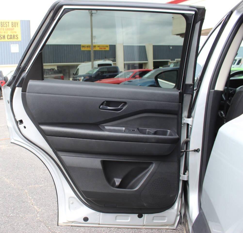 2025 Silver Nissan Pathfinder SV (5N1DR3BA3SC) with an 3.5L V6 284hp 259ft. lbs. 3.5L V6 engine, Automatic 9-Speed transmission, located at 4301 NW 39th , Oklahoma City, OK, 73112, (405) 949-5600, 35.512135, -97.598671 - NO DRIVERS LICENCE -NO FULL COVERAGE INSURANCE - NO CREDIT CHECK. COME ON OVER TO SUPERSPORTS, TAKE A LOOK AND TEST DRIVE. PLEASE GIVE US A CALL AT (405) 949-5600. NO LICENCIA DE CONDUCIR - NO SEGURO DE COBERTURA TOTAL - NO VERIFICACION DE CREDITO. VISITENOS EN SUPERSPORTS, MIRE NUESTRO - Photo#16