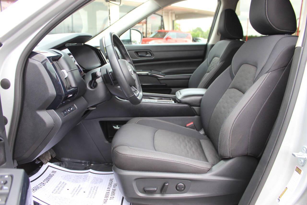 2025 Silver Nissan Pathfinder SV (5N1DR3BA3SC) with an 3.5L V6 284hp 259ft. lbs. 3.5L V6 engine, Automatic 9-Speed transmission, located at 4301 NW 39th , Oklahoma City, OK, 73112, (405) 949-5600, 35.512135, -97.598671 - NO DRIVERS LICENCE -NO FULL COVERAGE INSURANCE - NO CREDIT CHECK. COME ON OVER TO SUPERSPORTS, TAKE A LOOK AND TEST DRIVE. PLEASE GIVE US A CALL AT (405) 949-5600. NO LICENCIA DE CONDUCIR - NO SEGURO DE COBERTURA TOTAL - NO VERIFICACION DE CREDITO. VISITENOS EN SUPERSPORTS, MIRE NUESTRO - Photo#18