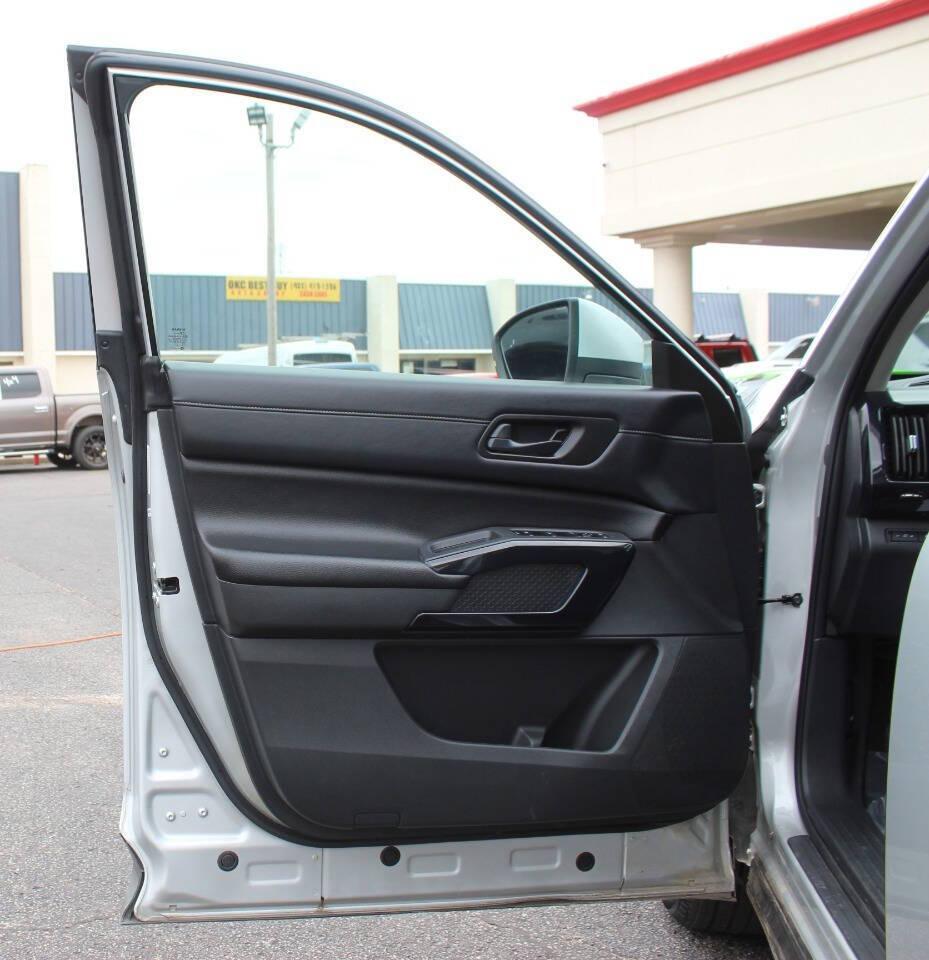 2025 Silver Nissan Pathfinder SV (5N1DR3BA3SC) with an 3.5L V6 284hp 259ft. lbs. 3.5L V6 engine, Automatic 9-Speed transmission, located at 4301 NW 39th , Oklahoma City, OK, 73112, (405) 949-5600, 35.512135, -97.598671 - NO DRIVERS LICENCE -NO FULL COVERAGE INSURANCE - NO CREDIT CHECK. COME ON OVER TO SUPERSPORTS, TAKE A LOOK AND TEST DRIVE. PLEASE GIVE US A CALL AT (405) 949-5600. NO LICENCIA DE CONDUCIR - NO SEGURO DE COBERTURA TOTAL - NO VERIFICACION DE CREDITO. VISITENOS EN SUPERSPORTS, MIRE NUESTRO - Photo#19