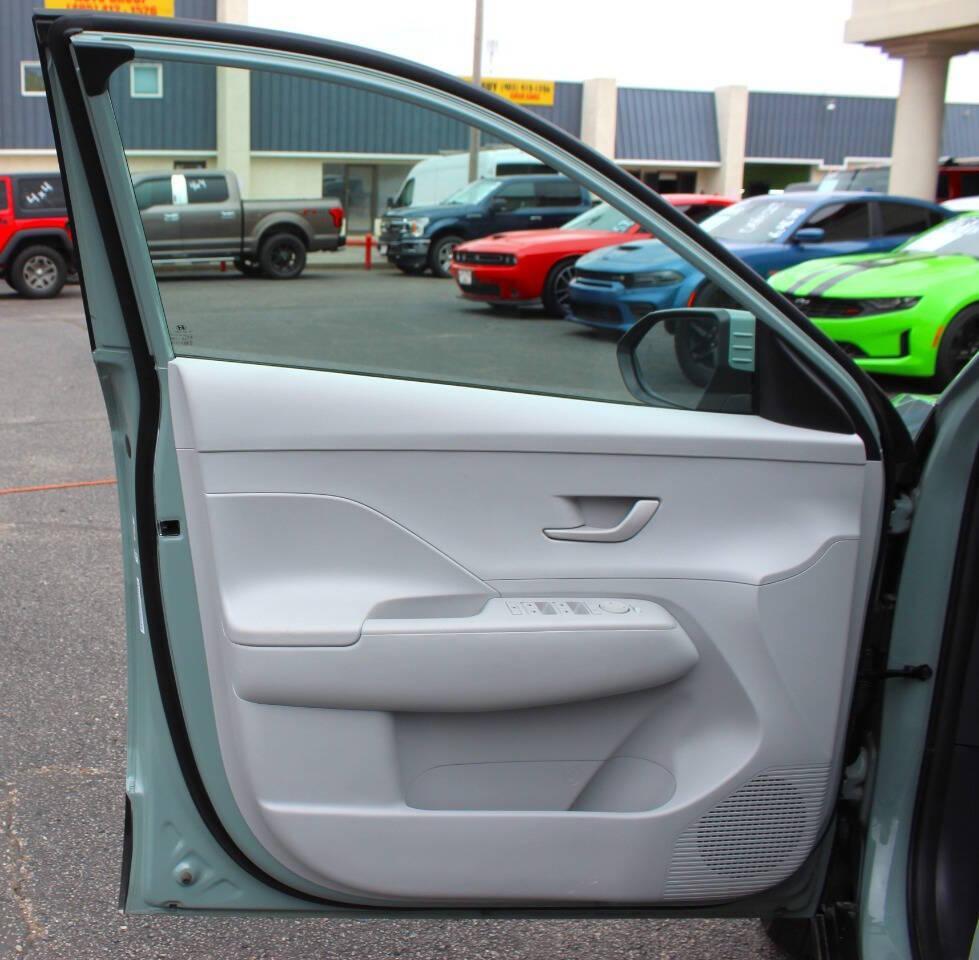 2025 Teal Hyundai Kona SEL (KM8HB3AB6SU) with an Nu 2.0L I4 147hp 132ft. lbs. 2.0L I4 engine, CVT transmission, located at 4301 NW 39th , Oklahoma City, OK, 73112, (405) 949-5600, 35.512135, -97.598671 - NO DRIVERS LICENCE -NO FULL COVERAGE INSURANCE - NO CREDIT CHECK. COME ON OVER TO SUPERSPORTS, TAKE A LOOK AND TEST DRIVE. PLEASE GIVE US A CALL AT (405) 949-5600. NO LICENCIA DE CONDUCIR - NO SEGURO DE COBERTURA TOTAL - NO VERIFICACION DE CREDITO. VISITENOS EN SUPERSPORTS, MIRE NUESTRO - Photo#16