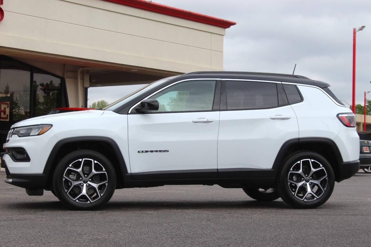 2025 White Jeep Compass Limited (3C4NJDCN7ST) with an 2.0L Turbo I4 200hp 221ft. lbs. 2.0L I4 engine, Automatic 8-Speed transmission, located at 4301 NW 39th , Oklahoma City, OK, 73112, (405) 949-5600, 35.512135, -97.598671 - NO DRIVERS LICENCE -NO FULL COVERAGE INSURANCE - NO CREDIT CHECK. COME ON OVER TO SUPERSPORTS, TAKE A LOOK AND TEST DRIVE. PLEASE GIVE US A CALL AT (405) 949-5600. NO LICENCIA DE CONDUCIR - NO SEGURO DE COBERTURA TOTAL - NO VERIFICACION DE CREDITO. VISITENOS EN SUPERSPORTS, MIRE NUESTRO - Photo#5