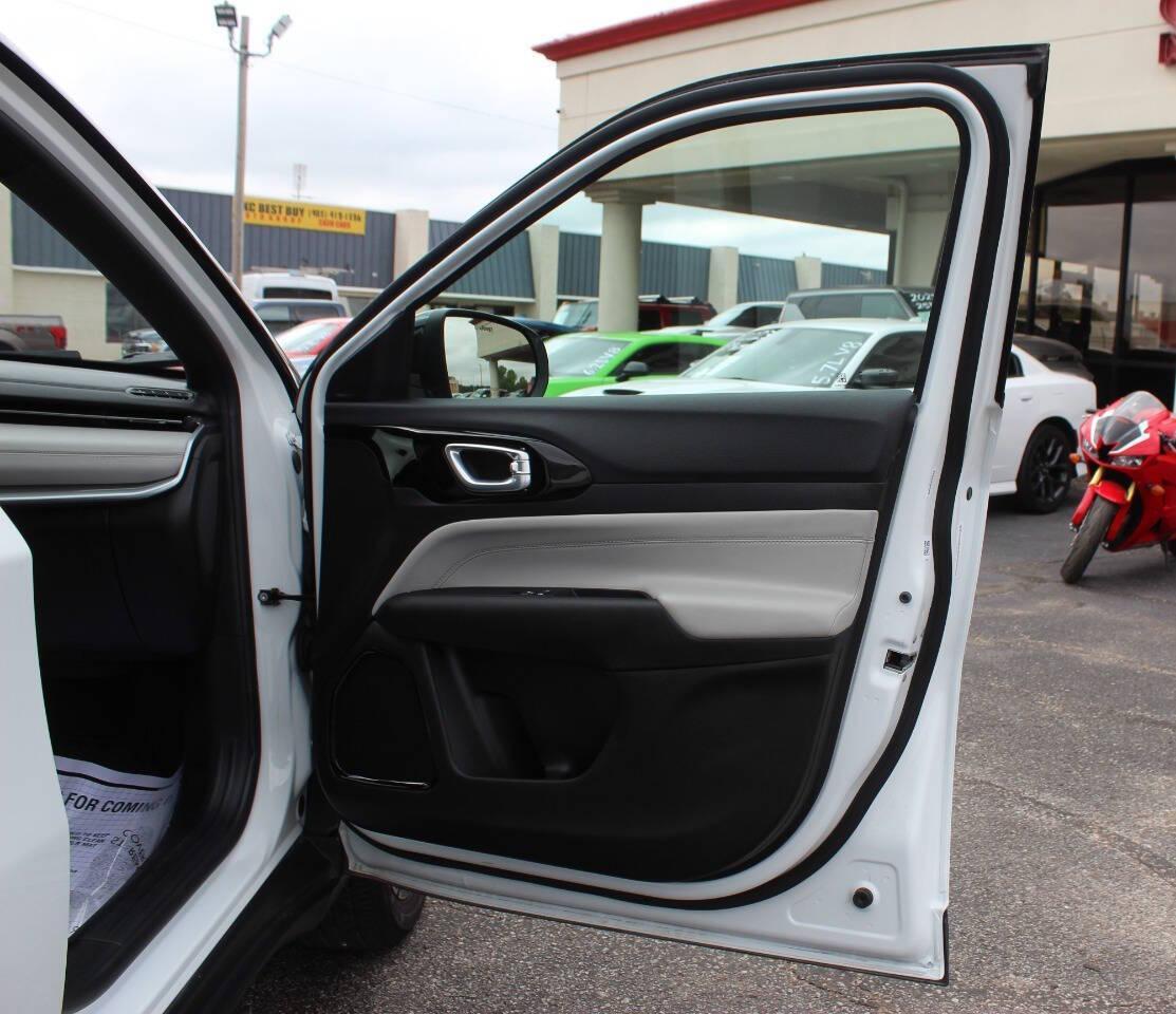 2025 White Jeep Compass Limited (3C4NJDCN7ST) with an 2.0L Turbo I4 200hp 221ft. lbs. 2.0L I4 engine, Automatic 8-Speed transmission, located at 4301 NW 39th , Oklahoma City, OK, 73112, (405) 949-5600, 35.512135, -97.598671 - NO DRIVERS LICENCE -NO FULL COVERAGE INSURANCE - NO CREDIT CHECK. COME ON OVER TO SUPERSPORTS, TAKE A LOOK AND TEST DRIVE. PLEASE GIVE US A CALL AT (405) 949-5600. NO LICENCIA DE CONDUCIR - NO SEGURO DE COBERTURA TOTAL - NO VERIFICACION DE CREDITO. VISITENOS EN SUPERSPORTS, MIRE NUESTRO - Photo#9