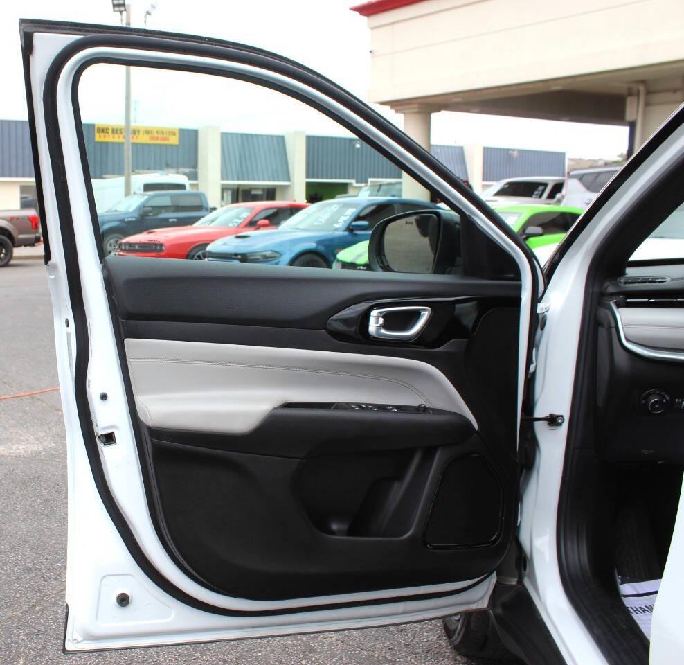 2025 White Jeep Compass Limited (3C4NJDCN7ST) with an 2.0L Turbo I4 200hp 221ft. lbs. 2.0L I4 engine, Automatic 8-Speed transmission, located at 4301 NW 39th , Oklahoma City, OK, 73112, (405) 949-5600, 35.512135, -97.598671 - NO DRIVERS LICENCE -NO FULL COVERAGE INSURANCE - NO CREDIT CHECK. COME ON OVER TO SUPERSPORTS, TAKE A LOOK AND TEST DRIVE. PLEASE GIVE US A CALL AT (405) 949-5600. NO LICENCIA DE CONDUCIR - NO SEGURO DE COBERTURA TOTAL - NO VERIFICACION DE CREDITO. VISITENOS EN SUPERSPORTS, MIRE NUESTRO - Photo#17