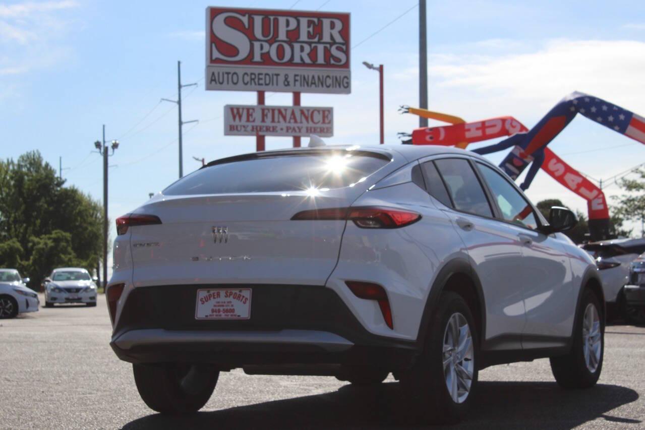 2025 White Buick Envista Preferred (KL47LAEPXSB) with an ECOTEC 1.2L Flex Fuel Turbo I3 137hp 162ft. lbs. 1.2L I3 engine, Automatic 6-Speed transmission, located at 4301 NW 39th , Oklahoma City, OK, 73112, (405) 949-5600, 35.512135, -97.598671 - NO DRIVERS LICENCE -NO FULL COVERAGE INSURANCE - NO CREDIT CHECK. COME ON OVER TO SUPERSPORTS, TAKE A LOOK AND TEST DRIVE. PLEASE GIVE US A CALL AT (405) 949-5600. NO LICENCIA DE CONDUCIR - NO SEGURO DE COBERTURA TOTAL - NO VERIFICACION DE CREDITO. VISITENOS EN SUPERSPORTS, MIRE NUESTRO - Photo#3