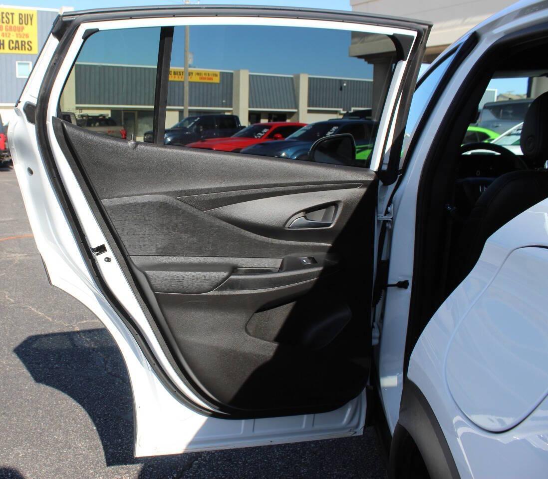 2025 White Buick Envista Preferred (KL47LAEPXSB) with an ECOTEC 1.2L Flex Fuel Turbo I3 137hp 162ft. lbs. 1.2L I3 engine, Automatic 6-Speed transmission, located at 4301 NW 39th , Oklahoma City, OK, 73112, (405) 949-5600, 35.512135, -97.598671 - NO DRIVERS LICENCE -NO FULL COVERAGE INSURANCE - NO CREDIT CHECK. COME ON OVER TO SUPERSPORTS, TAKE A LOOK AND TEST DRIVE. PLEASE GIVE US A CALL AT (405) 949-5600. NO LICENCIA DE CONDUCIR - NO SEGURO DE COBERTURA TOTAL - NO VERIFICACION DE CREDITO. VISITENOS EN SUPERSPORTS, MIRE NUESTRO - Photo#16