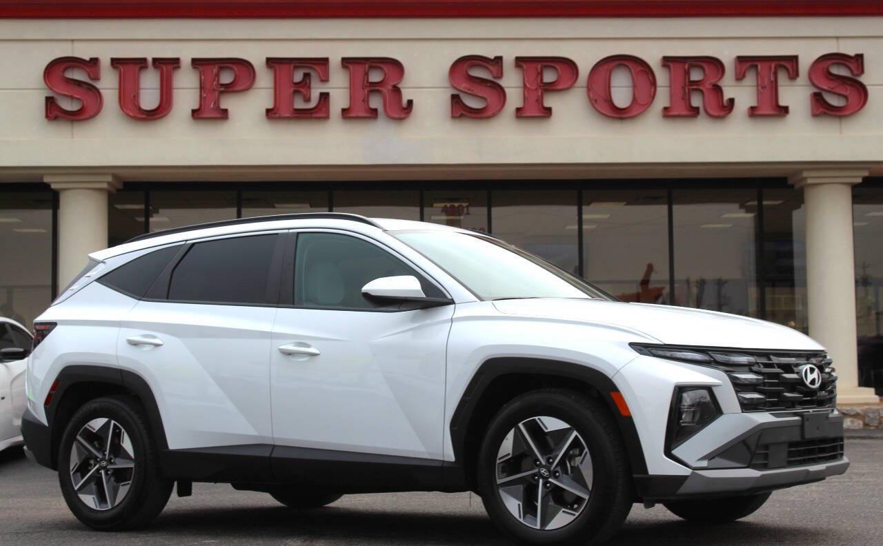 2025 White Hyundai Tucson SEL (5NMJB3DE3SH) with an 2.5L I4 187hp 178ft. lbs. SULEV 2.5L I4 engine, Automatic 8-Speed transmission, located at 4301 NW 39th , Oklahoma City, OK, 73112, (405) 949-5600, 35.512135, -97.598671 - NO DRIVERS LICENCE -NO FULL COVERAGE INSURANCE - NO CREDIT CHECK. COME ON OVER TO SUPERSPORTS, TAKE A LOOK AND TEST DRIVE. PLEASE GIVE US A CALL AT (405) 949-5600. NO LICENCIA DE CONDUCIR - NO SEGURO DE COBERTURA TOTAL - NO VERIFICACION DE CREDITO. VISITENOS EN SUPERSPORTS, MIRE NUESTRO - Photo#0