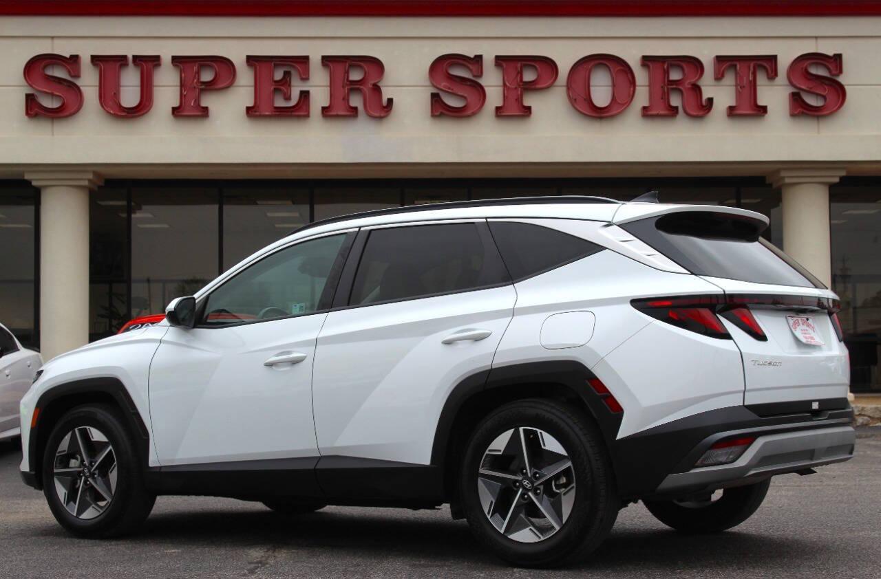 2025 White Hyundai Tucson SEL (5NMJB3DE3SH) with an 2.5L I4 187hp 178ft. lbs. SULEV 2.5L I4 engine, Automatic 8-Speed transmission, located at 4301 NW 39th , Oklahoma City, OK, 73112, (405) 949-5600, 35.512135, -97.598671 - NO DRIVERS LICENCE -NO FULL COVERAGE INSURANCE - NO CREDIT CHECK. COME ON OVER TO SUPERSPORTS, TAKE A LOOK AND TEST DRIVE. PLEASE GIVE US A CALL AT (405) 949-5600. NO LICENCIA DE CONDUCIR - NO SEGURO DE COBERTURA TOTAL - NO VERIFICACION DE CREDITO. VISITENOS EN SUPERSPORTS, MIRE NUESTRO - Photo#4