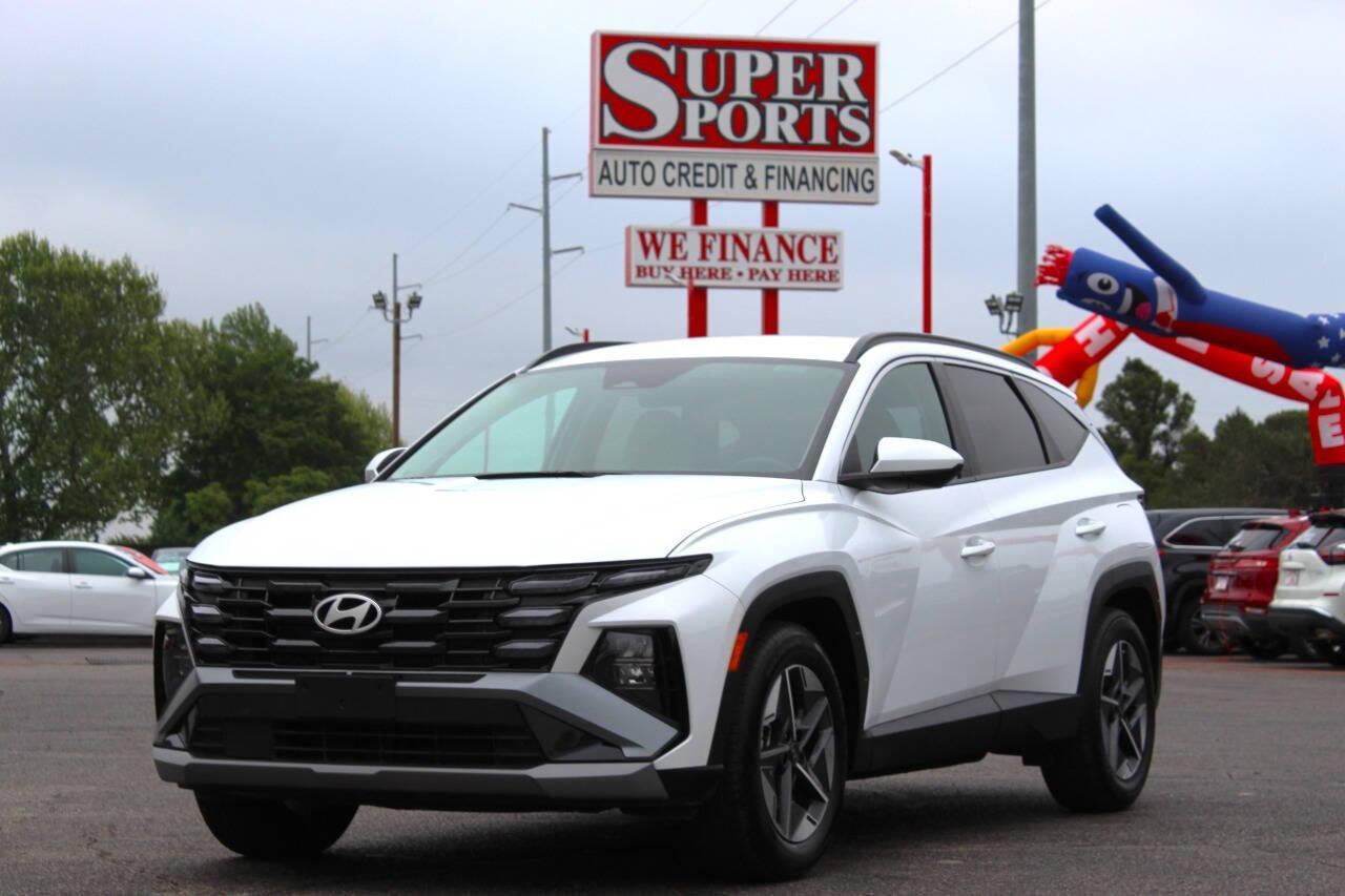 2025 White Hyundai Tucson SEL (5NMJB3DE3SH) with an 2.5L I4 187hp 178ft. lbs. SULEV 2.5L I4 engine, Automatic 8-Speed transmission, located at 4301 NW 39th , Oklahoma City, OK, 73112, (405) 949-5600, 35.512135, -97.598671 - NO DRIVERS LICENCE -NO FULL COVERAGE INSURANCE - NO CREDIT CHECK. COME ON OVER TO SUPERSPORTS, TAKE A LOOK AND TEST DRIVE. PLEASE GIVE US A CALL AT (405) 949-5600. NO LICENCIA DE CONDUCIR - NO SEGURO DE COBERTURA TOTAL - NO VERIFICACION DE CREDITO. VISITENOS EN SUPERSPORTS, MIRE NUESTRO - Photo#6