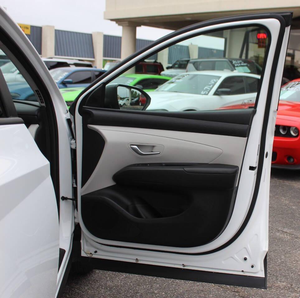 2025 White Hyundai Tucson SEL (5NMJB3DE3SH) with an 2.5L I4 187hp 178ft. lbs. SULEV 2.5L I4 engine, Automatic 8-Speed transmission, located at 4301 NW 39th , Oklahoma City, OK, 73112, (405) 949-5600, 35.512135, -97.598671 - NO DRIVERS LICENCE -NO FULL COVERAGE INSURANCE - NO CREDIT CHECK. COME ON OVER TO SUPERSPORTS, TAKE A LOOK AND TEST DRIVE. PLEASE GIVE US A CALL AT (405) 949-5600. NO LICENCIA DE CONDUCIR - NO SEGURO DE COBERTURA TOTAL - NO VERIFICACION DE CREDITO. VISITENOS EN SUPERSPORTS, MIRE NUESTRO - Photo#9
