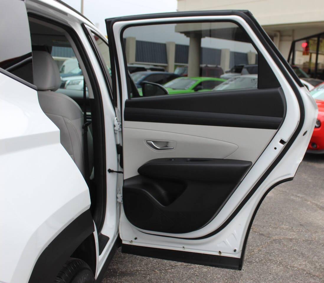 2025 White Hyundai Tucson SEL (5NMJB3DE3SH) with an 2.5L I4 187hp 178ft. lbs. SULEV 2.5L I4 engine, Automatic 8-Speed transmission, located at 4301 NW 39th , Oklahoma City, OK, 73112, (405) 949-5600, 35.512135, -97.598671 - NO DRIVERS LICENCE -NO FULL COVERAGE INSURANCE - NO CREDIT CHECK. COME ON OVER TO SUPERSPORTS, TAKE A LOOK AND TEST DRIVE. PLEASE GIVE US A CALL AT (405) 949-5600. NO LICENCIA DE CONDUCIR - NO SEGURO DE COBERTURA TOTAL - NO VERIFICACION DE CREDITO. VISITENOS EN SUPERSPORTS, MIRE NUESTRO - Photo#11